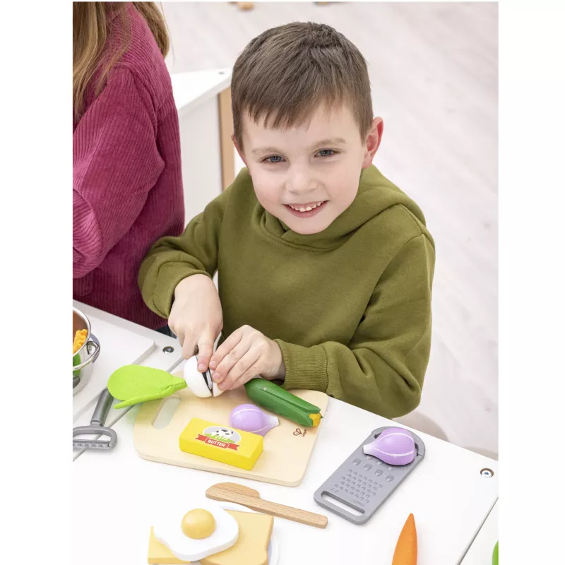 Kinderküchenspiel, Kochutensilien, Holzbrett, Gemüse, Käsebutter