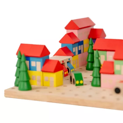 holzspielzeug, miniaturhaus, bunte häuser, kleinbauwagen, holzbaeume