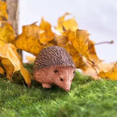 Igel, Tierfigur, Miniaturfigur, Kunstschaustück, Herbstlaub