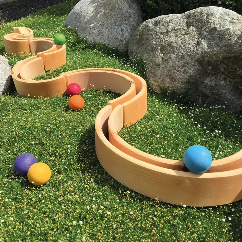 holzschale, gartenpuzzle, ballbahn, holzbahnsystem, farbige bälle