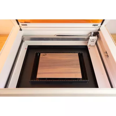 Lasergravierer, Gravurmaschine, Holzplatte, Holzoptik, Schwarz