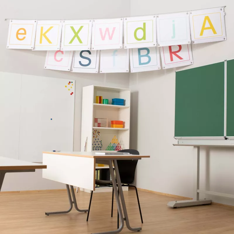 Klassenzimmer, Schreibtische, Regale, Whiteboard, Bildungs