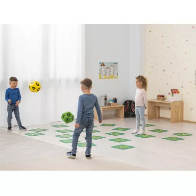 kinderspiel, klassenzimmeraktivität, soft matten, buchstabenmatten, weiche würfel