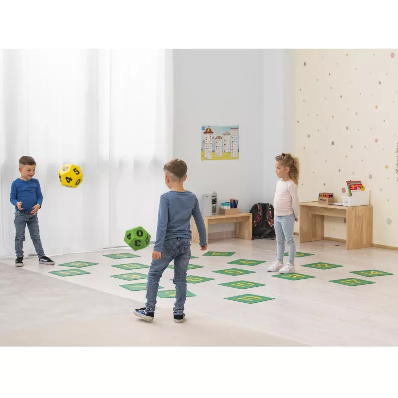 kinderspiel, klassenzimmeraktivität, soft matten, buchstabenmatten, weiche würfel
