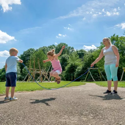 springen, Springseil, Draußen, Spielplatz, Kinder Betreuung