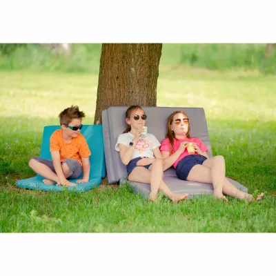Kinder-Sonnenliegen, Sonnenbrillen, Sommeroutfit, Graspark, Kunststoffmatratzen