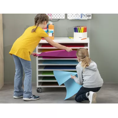 Schneidertisch, Kofferrollen, Papierbogen, Papierstapel, Kinderzimmer