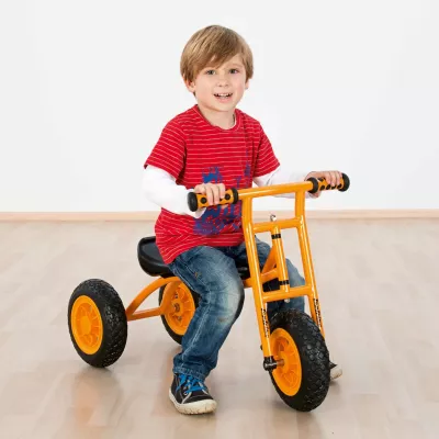 Pedelec?, Dreirad, orangefarbenes Fahrrad, Kinderfahrrad, Pendelrad?