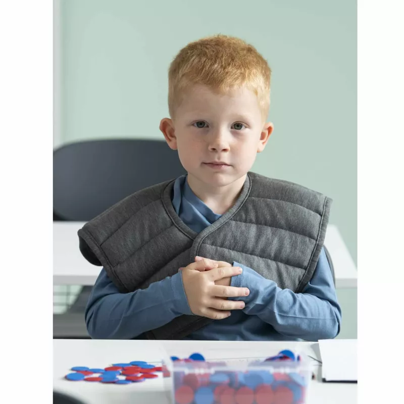 Kindergarten, Kind,  gepolsterte Weste, blaues Oberteil, Spielsteine