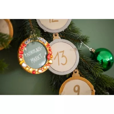 weihnachtsdekoration, adventskalender, holzanhänger, holz ornament, grüne kugel