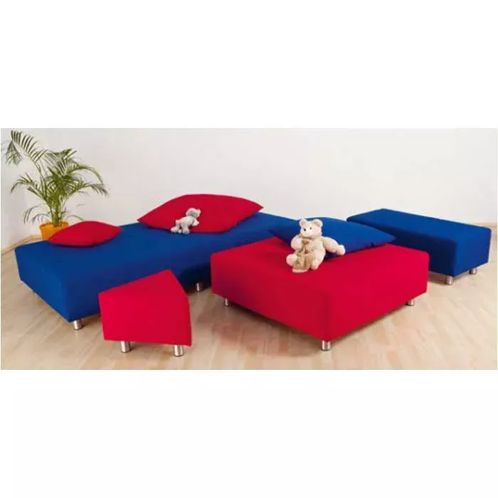 Modulares Sofa, Sektionssofa, Bunte Sitzgelegenheiten, Blaue rote Kissen, Teddybären