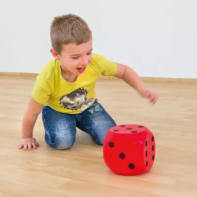 Kind, Kind, roter Würfel, Stoßwürfel?, gelbes Shirt
