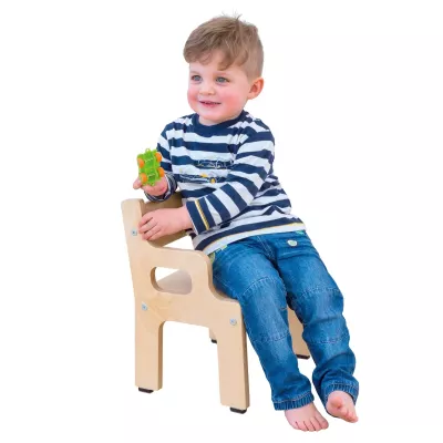 Kinderstuhl, Holzstuhl, Jeans, Langarmshirt, Spielzeug
