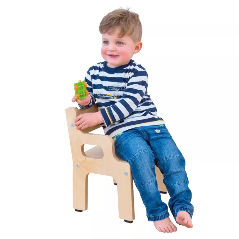 Kinderstuhl, Holzstuhl, Jeans, Langarmshirt, Spielzeug