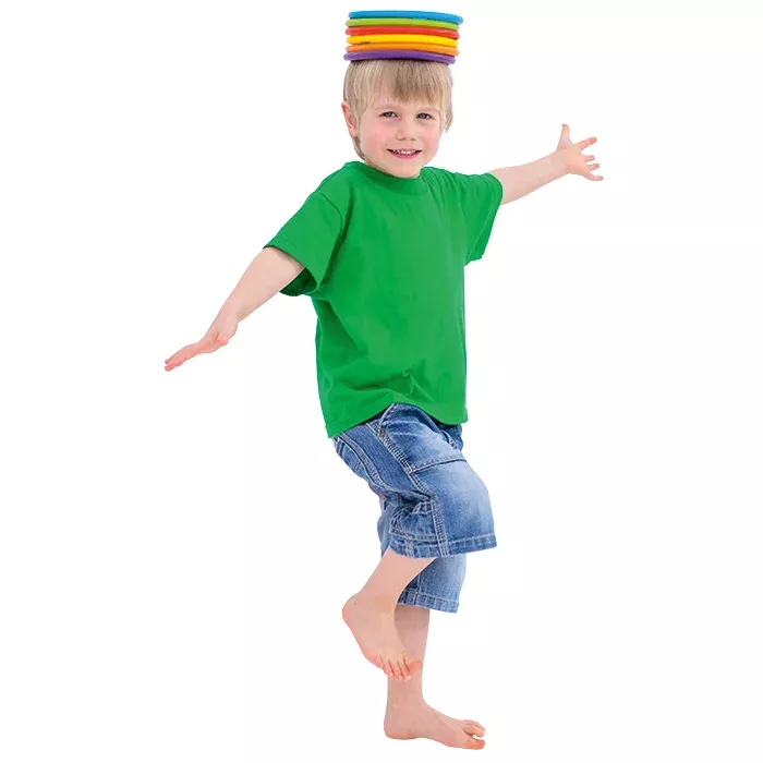 Kinder, Grünes T-Shirt, Shorts, Jeans, bunte Ringe