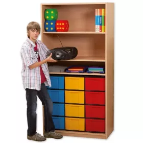Klassenregal mit hohen Boxen