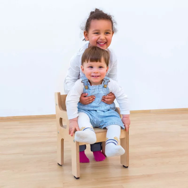 Kinderstuhl, Kinderstuhl aus Holz, Kinderstuhl Hochstuhl, Latzhose, Socken
