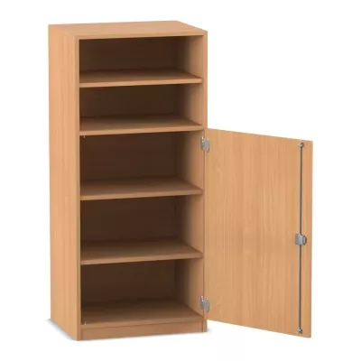 Mittelhoher Schrank mit Sockel
