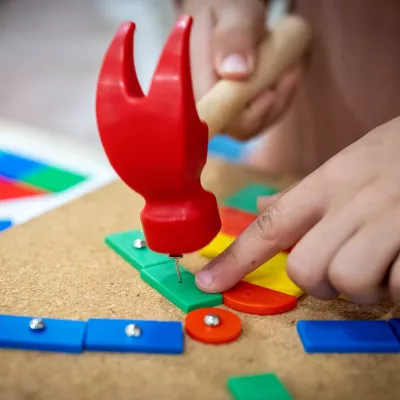 Kinderwerkzeug, Nageleisen, Puzzleset, Holzboden, Bunte Bausteine