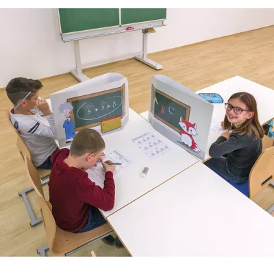 Klassenzimmer, Schreibtafel, Schüler, Gruppentisch, Lernmaterialien