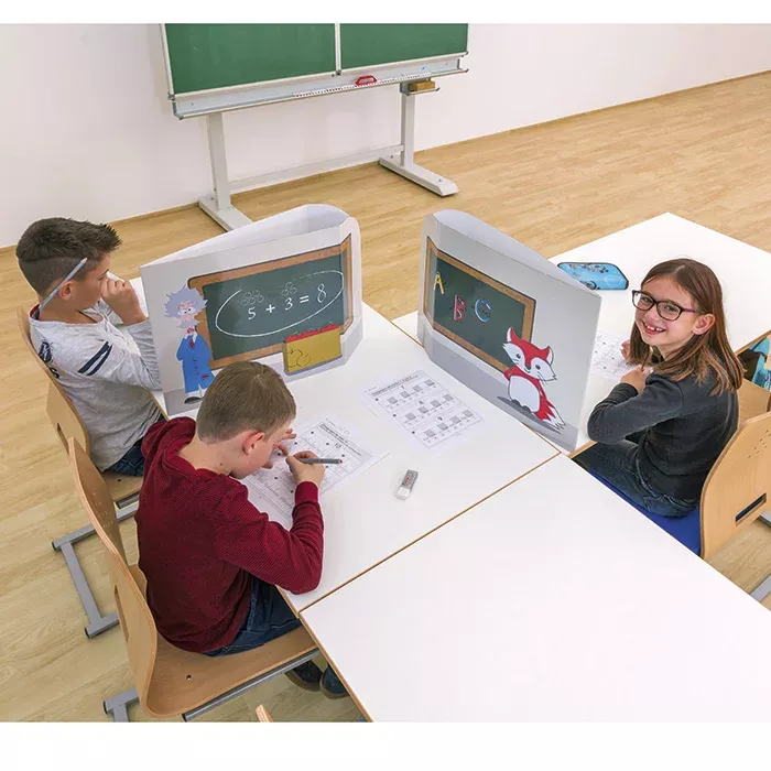 Klassenzimmer, Schreibtafel, Schüler, Gruppentisch, Lernmaterialien