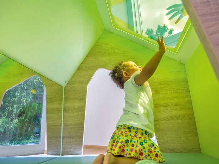 kids, playroom, dreiecksfenster, grüne wände, helles szene