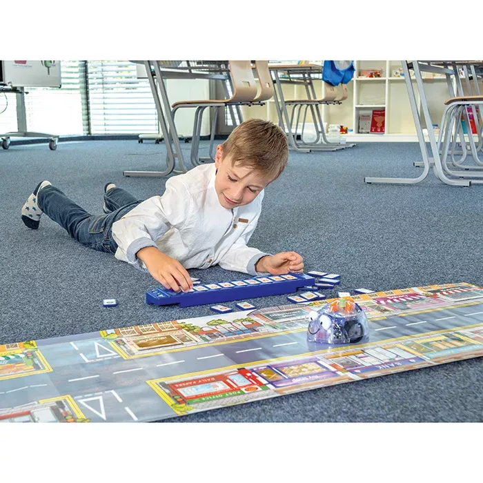 Kinder spielen, Brettspiel, Lernspiel, Karten, Wohnzimmer