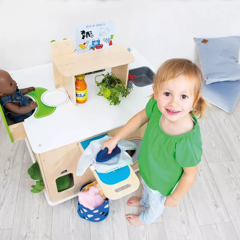 Kinderküche, Holzküche, Spielküche, Küchenutensilien, Kleidung grün