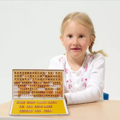 Alphabet-Scrabble, Holz-Buchstabensteine, Bildungsspielzeug, Vorderansicht-Tafel, Mädchen mit Buchstabenbrett