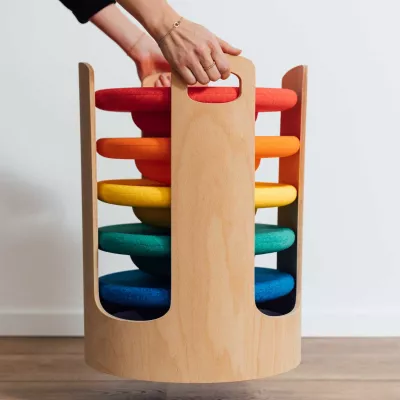 holzstuhl, farbige ringen, stapelstuhl, kindersessel, hocker