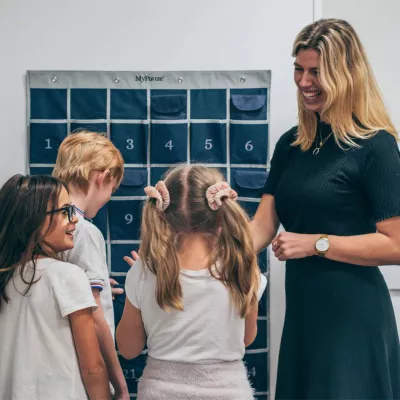 Lehrerin, Klassenzimmer, Aufbewahrungsorganizer, blaue Taschen, Kinderlernen