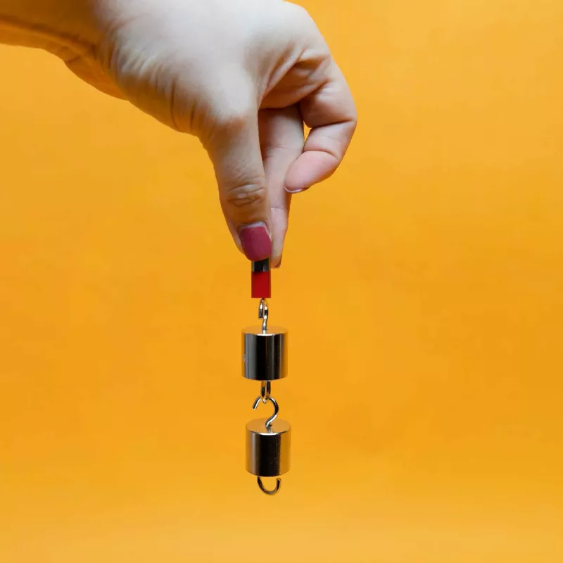 Kette?, Schmuckstück, Fädelung, Metallanhänger, Kugelkette