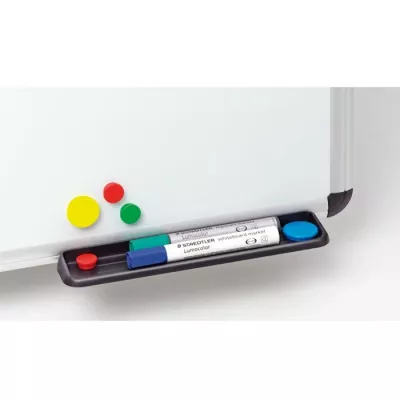 whiteboard, Markerablage, Tafelaufsatz, bunte magnets, grüner marker