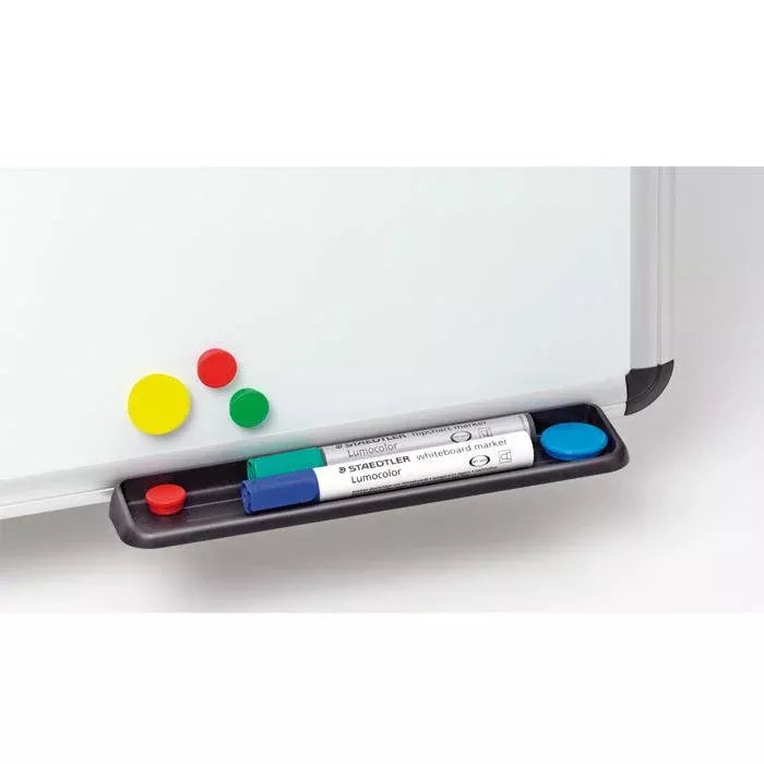 whiteboard, Markerablage, Tafelaufsatz, bunte magnets, grüner marker