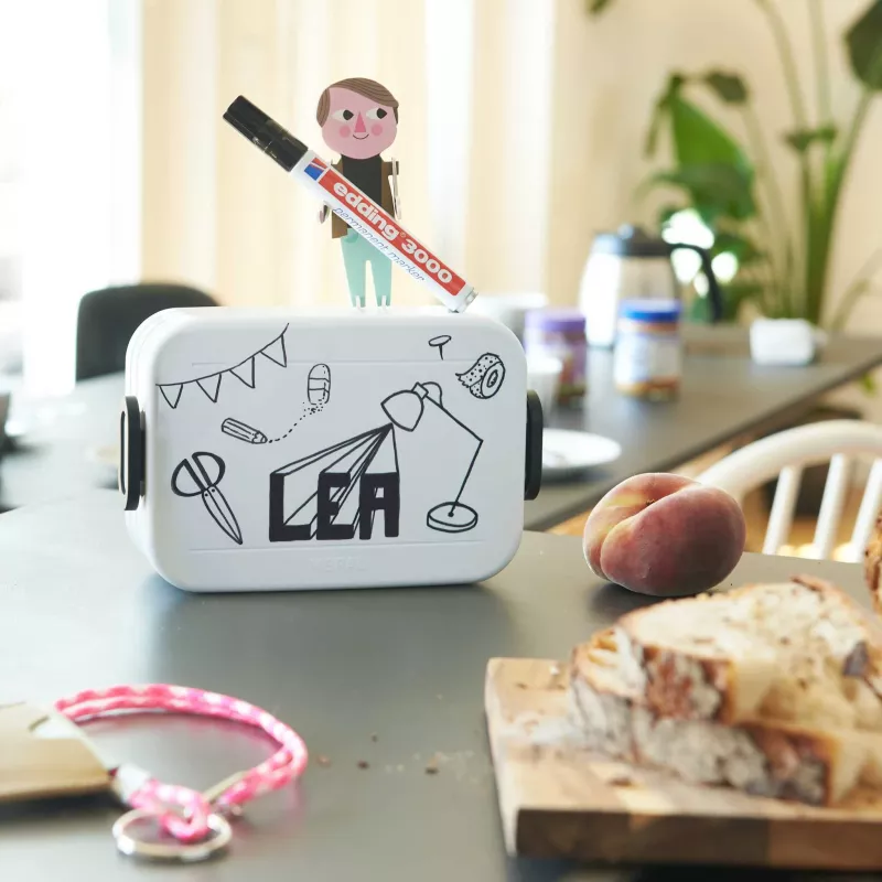 weißes Gerät, virtuelle realität, zeichnung auf oberfläche, pfirsich, brot auf brett
