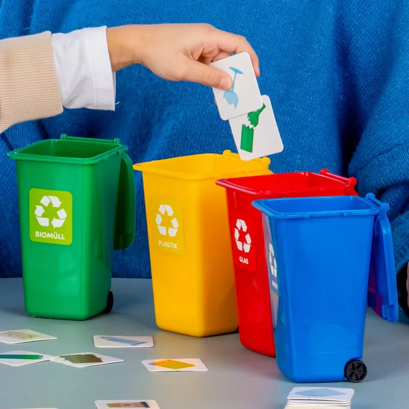 recycling bin, bunte Behälter, Mülltrennung, Plastikbehälter, Kartenspiel