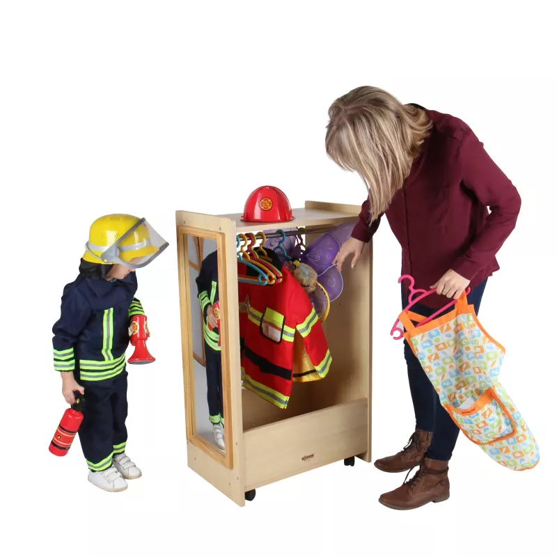 Kinderfeuerwehr, Kleiderschrank, Feuerwehruniform, Helm, Spielzeug