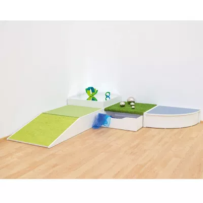 Spielstrukturen, Schaumrampe, Grünfläche, modulare Stufen, Kuschelbereich
