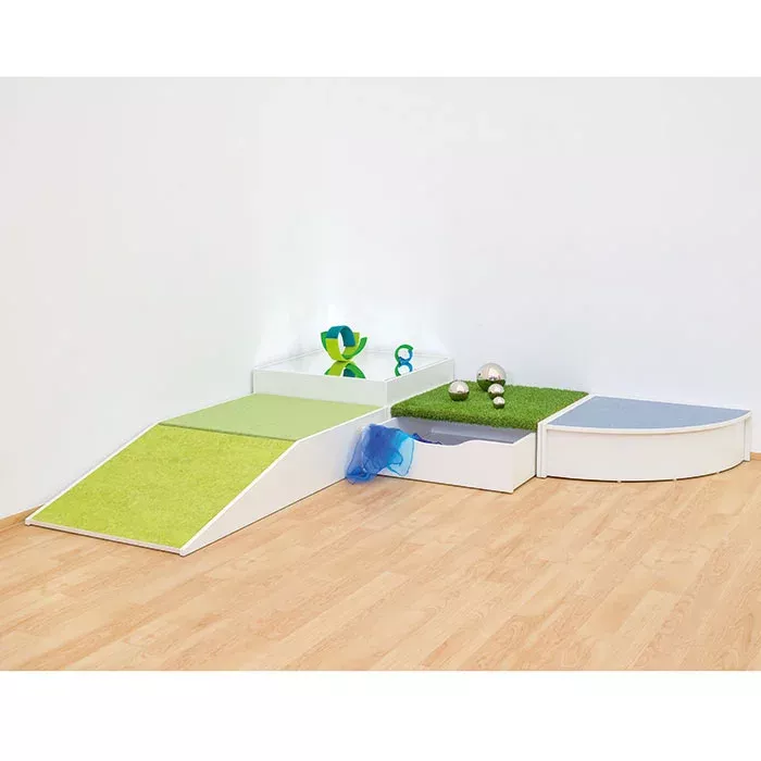 Spielstrukturen, Schaumrampe, Grünfläche, modulare Stufen, Kuschelbereich