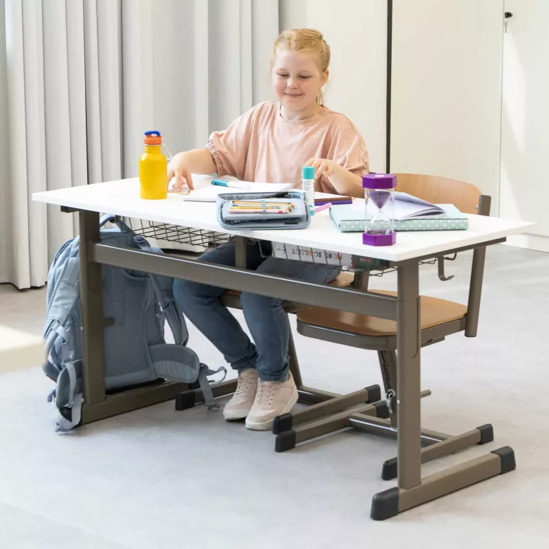 Schülerin, Schreibtisch, Schulmappe, Pinsel, Schreibtischstuhl