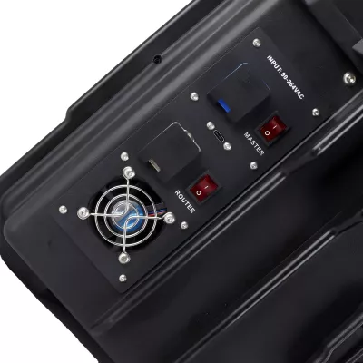 Lautsprecher, Verstärker, Lautsprecher-Backplate, Kühlventilator, Netzteilanschluss