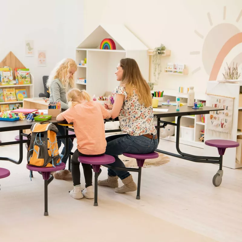 Kindergruppe, Kunsttisch, Schulmaterialien, Lernraum, Kinderatelier
