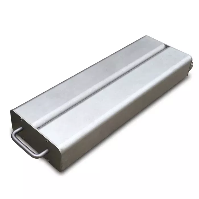 metallischer behälter, grillzubehör, edelstahl, kunsstoff?, handgriff