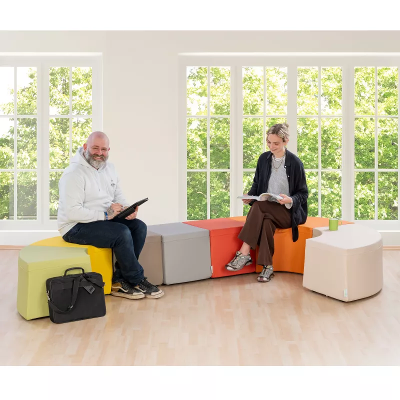 Sitzbank, Verbindungsmodul, Möbel-Set, farbiges Sitzsystem, Holzfußboden