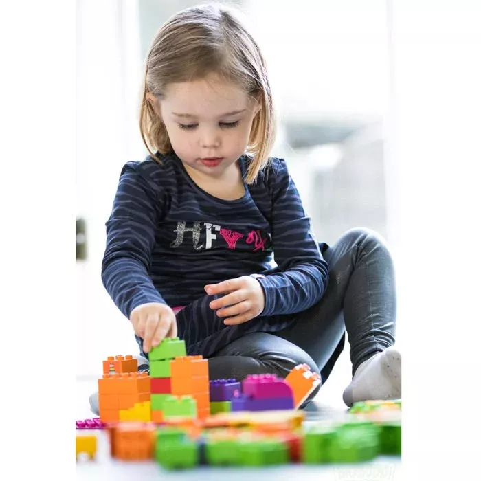 Kind, Spielzeug, Bausteine, Lego-Steine, Kleidung langarm