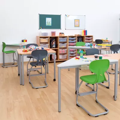 Klassenzimmer, Schreibtische, Stühle, Aufbewahrung, Klassenzimmerwerkzeuge