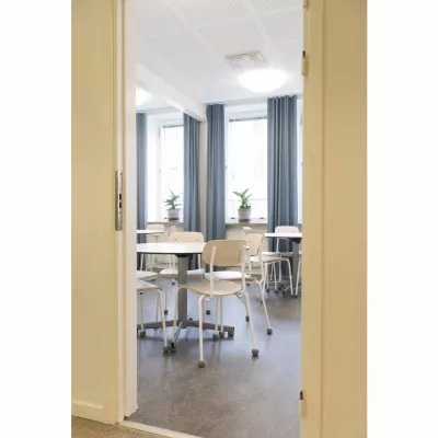 classroom, Desks, Stühle, Fenster, Vorhänge