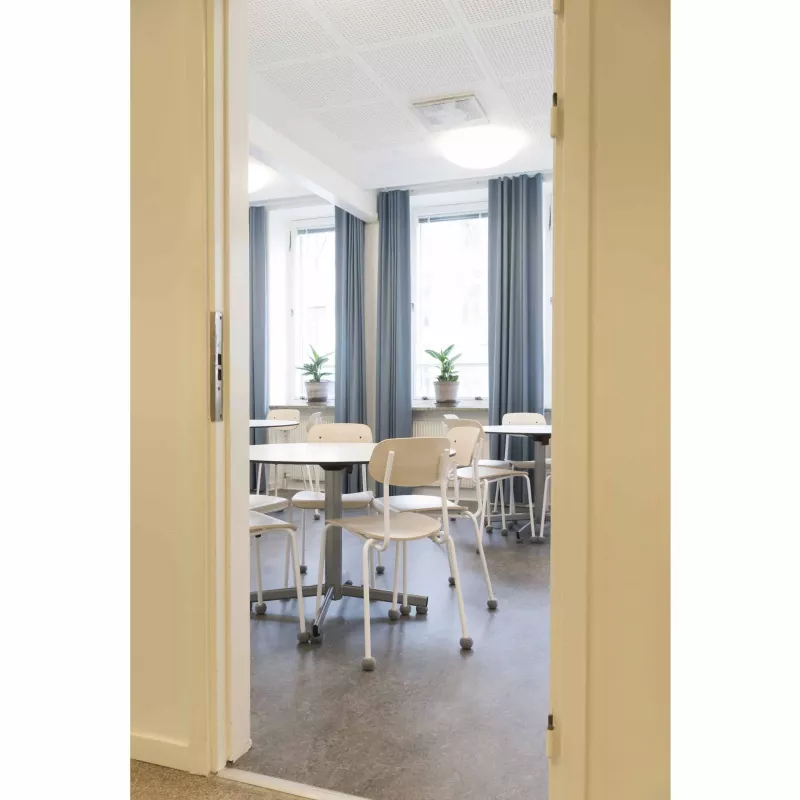 classroom, Desks, Stühle, Fenster, Vorhänge