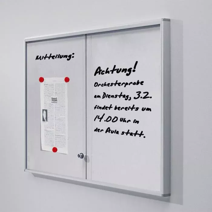 Schwarzes Plakat, Schwarzer Marker, Klemmbrett, Aushangkasten, Hinweisschrift