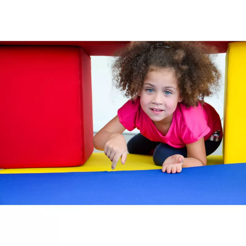 Kinder, Puppe, Rutschbahn?, Kissen?, Spielplatz?